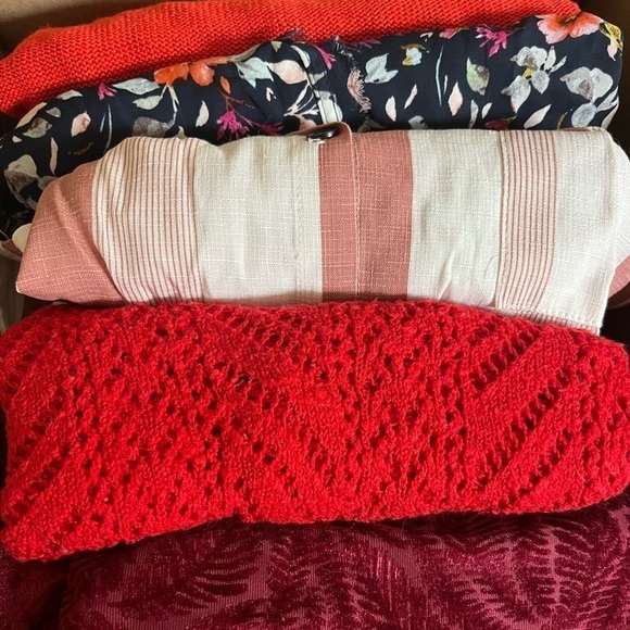 WOMEN'S SMALL CASUAL GIRLY NOT SO MYSTERY BOX - Picture 1 of 3